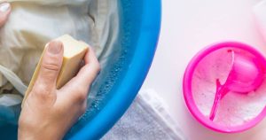 پاک کردن لکه نوشابه با آب سرد