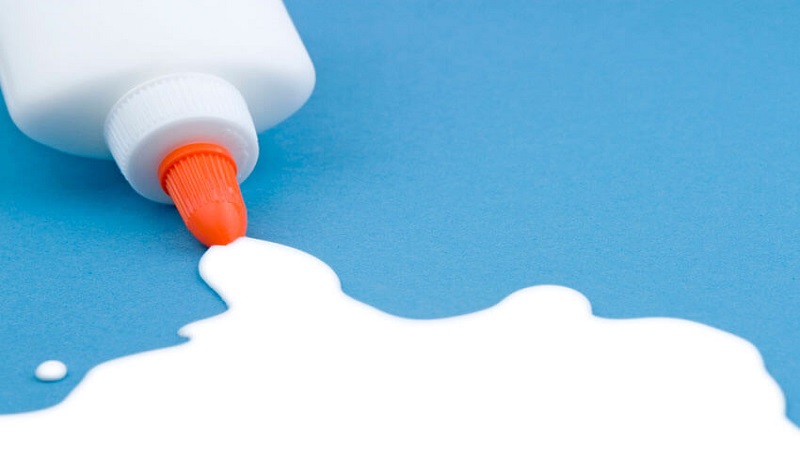 پاک کردن چسب از روی لباس مشکی پاک کردن چسب از روی لباس مشکی