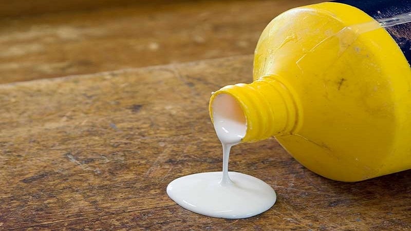 استفاده از اسپری پاککننده چسب برای پاک کردن چسب از روی لباس