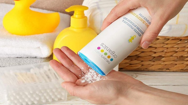 استفاده از پودر بچه برای از بین بردن لک چربی و روغن از روی لباس