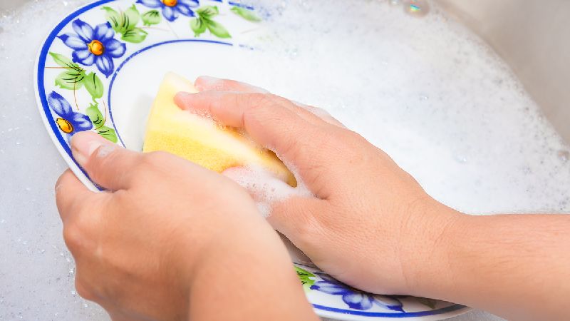 کف زیاد مایع ظرفشویی و وسوسه استفاده از آن برای شستشوی لباس