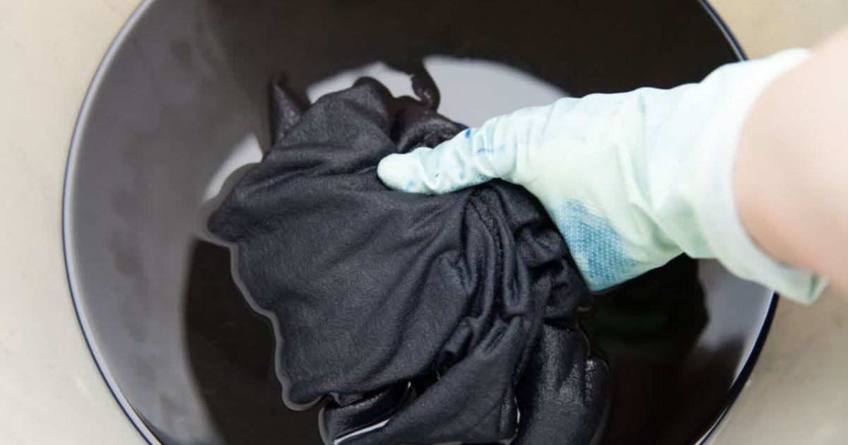 مقایسه: رنگ کردن لباس مشکی در خانه در مقابل رنگرزی حرفه‌ای در خشکشویی (هزینه و کیفیت)