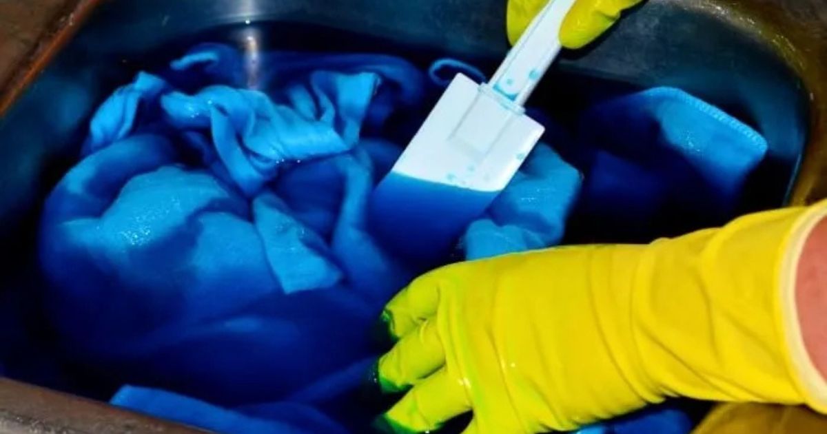  اشتباه رایج در رنگرزی پارچه در خانه خیساندن بیش از حد یا خیلی کم پارچه در محلول رنگ