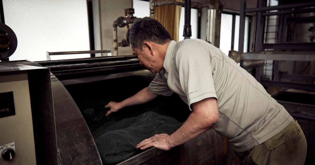 رنگ کردن لباس مشکی در خشکشویی