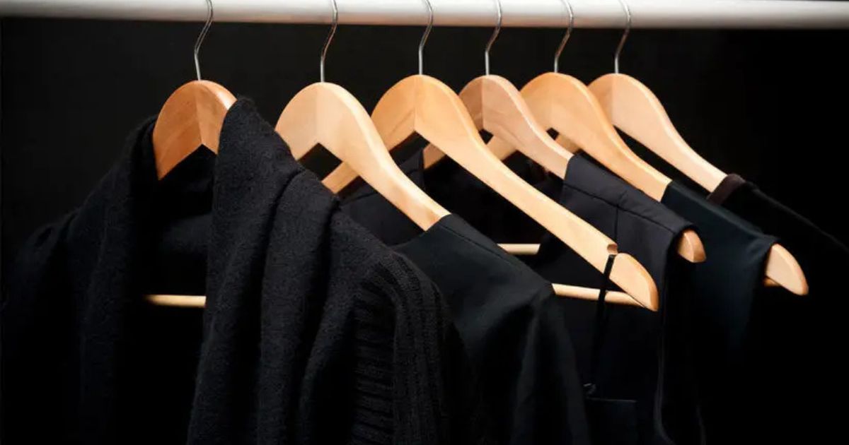 چه زمانی رنگ کردن لباس مشکی در خانه پیشنهاد می‌شود؟