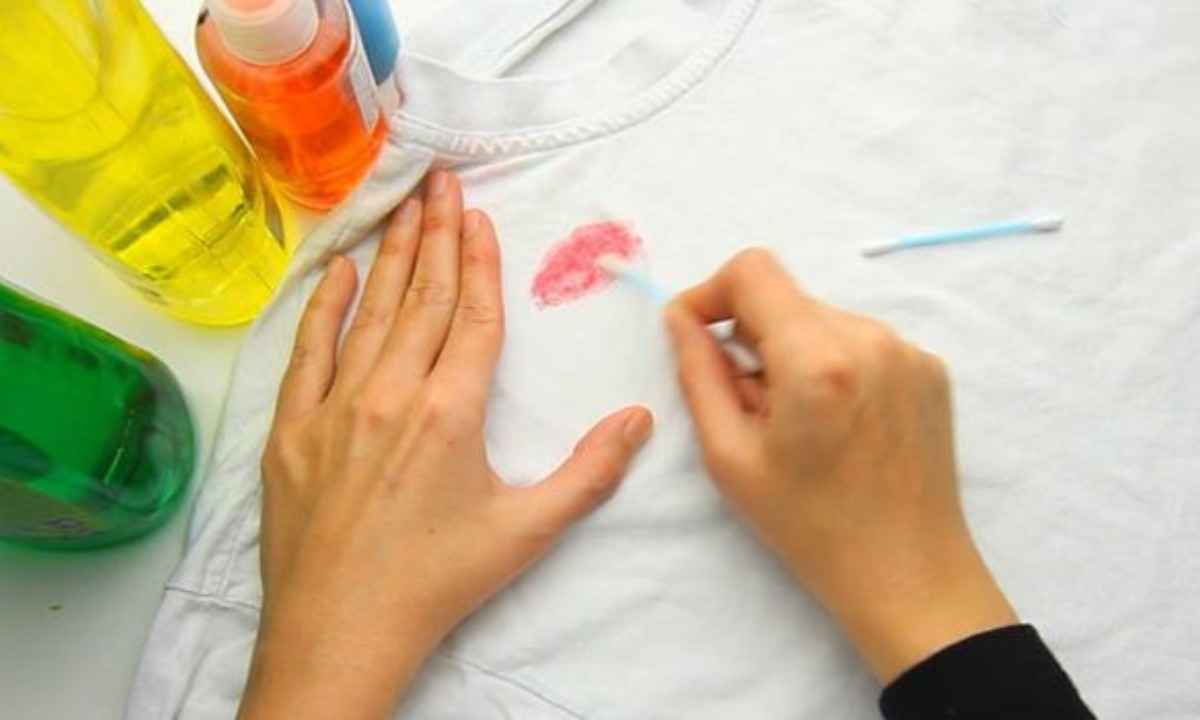 روش‌های کاربردی برای از بین بردن لکه رژ از روی لباس