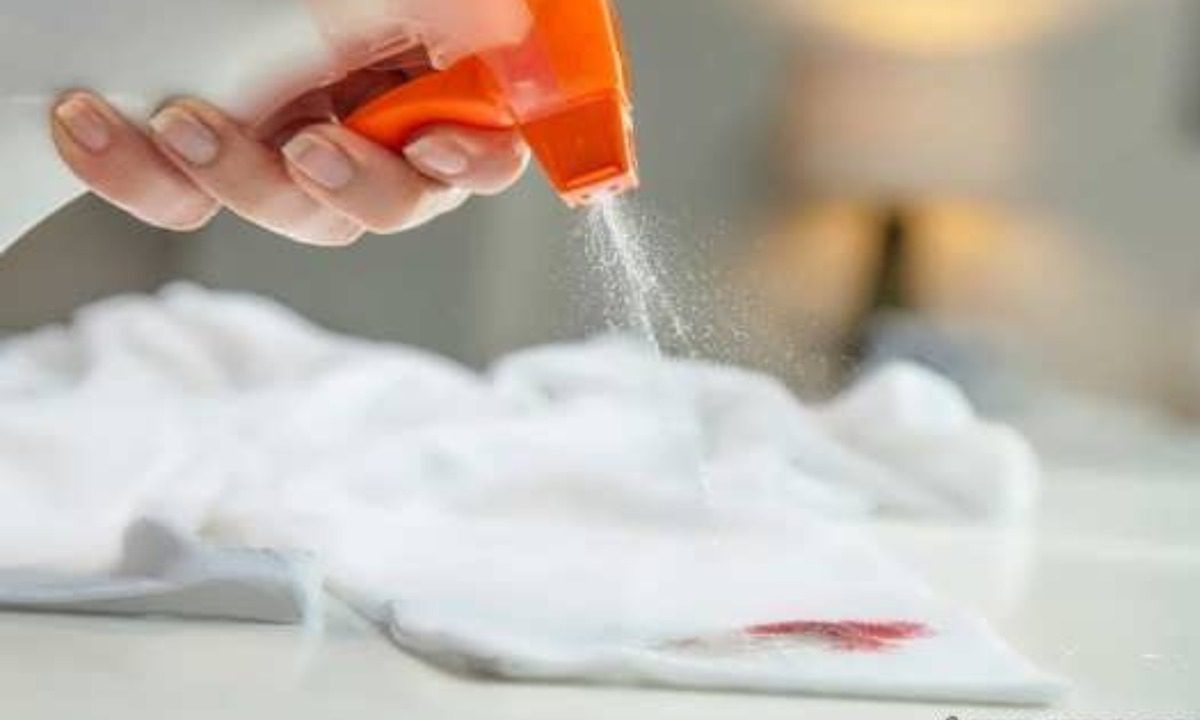 استفاده از جوش‌شیرین و آب جهت از بین بردان لکه رژ